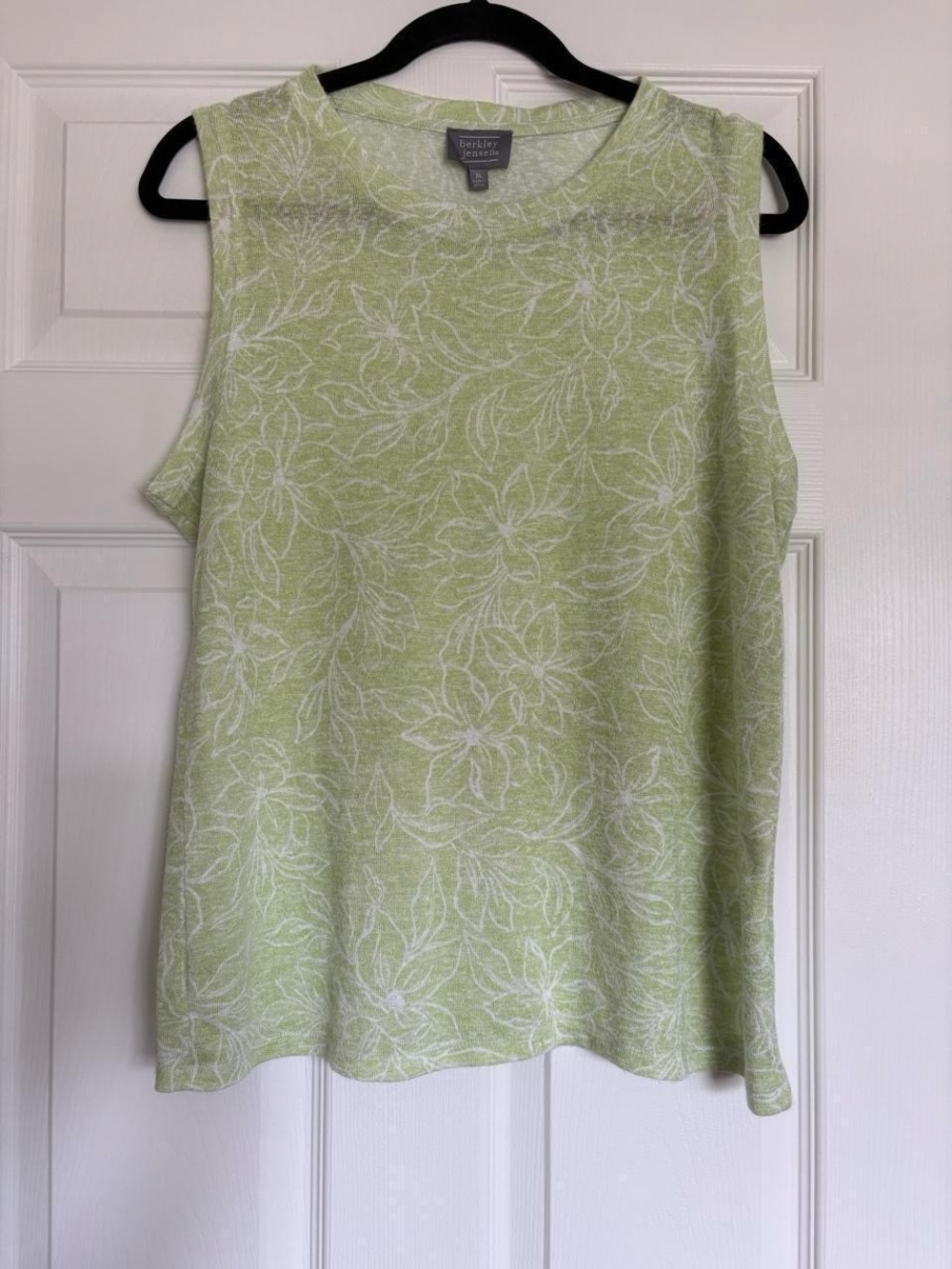 Sleeveless Floral Knit Tank Top - Light Green